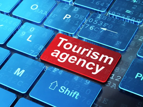 Концепция туризма: Туристическое агентство на фоне компьютерной клавиатуры — стоковое фото