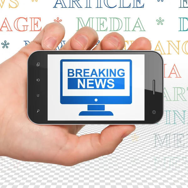Conceito de notícias: Mão segurando Smartphone com últimas notícias na tela em exibição — Fotografia de Stock