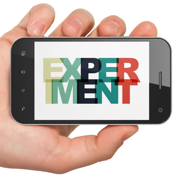 Wissenschaftskonzept: Smartphone mit Experiment in der Hand auf dem Display — Stockfoto