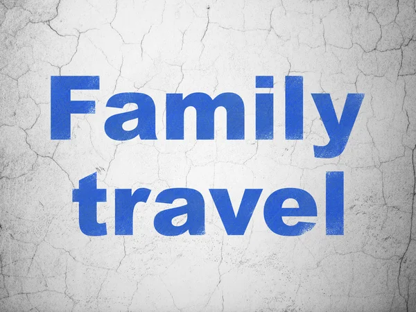 Urlaubskonzept: Familienreisen auf Wandhintergrund — Stockfoto