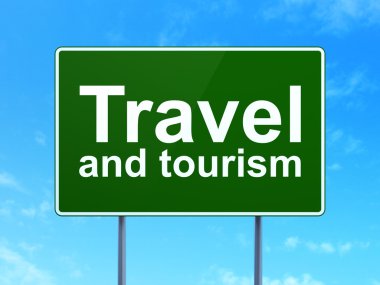 Turizm konsepti: Seyahat Ve Turizm karayolu tabelası arka planda