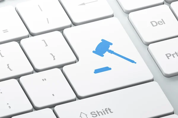 法律概念: 计算机键盘背景上的木槌 — 图库照片