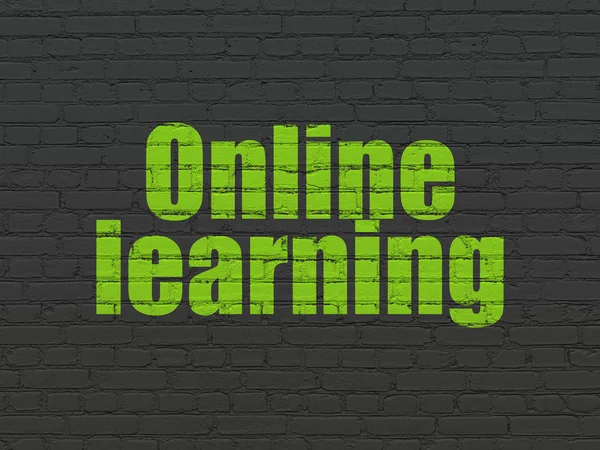 Концепція навчання: онлайн-навчання на фоні стіни — стокове фото