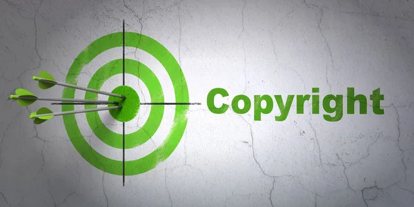Concetto di legge: target e copyright sullo sfondo della parete — Foto Stock
