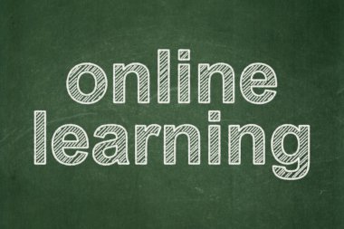 Kavram öğrenme: Online Eğitim kara tahta arka plan üzerinde