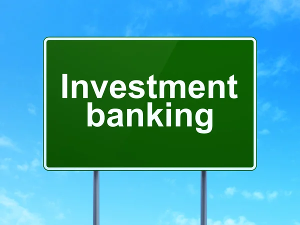 Concept de devise : Investment Banking sur fond de panneau routier — Photo