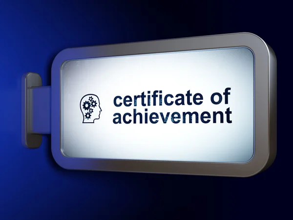 Концепція навчання: Сертифікат досягнень і керівник з шестернями на фоні білборду — стокове фото