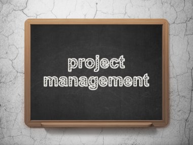 Ekonomi kavramı: Kara tahta arka plan üzerinde proje yönetimi