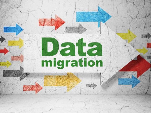 Koncepcja informacyjna: strzałka z migracją danych na tle ściany grunge — Zdjęcie stockowe