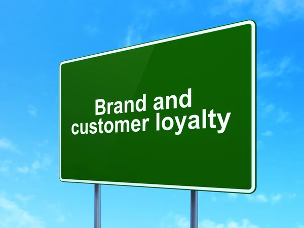 Koncepcja finansów: lojalność wobec marki i klientów na tle znaku drogowego — Zdjęcie stockowe