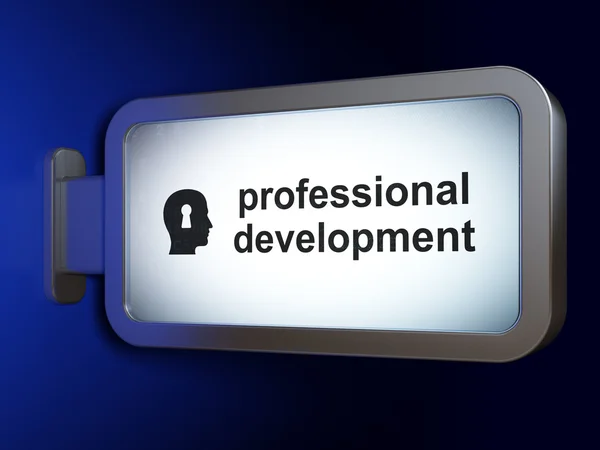 Utbildningskoncept: professionell utveckling och huvud med nyckelhålet på Billboards bakgrund — Stockfoto