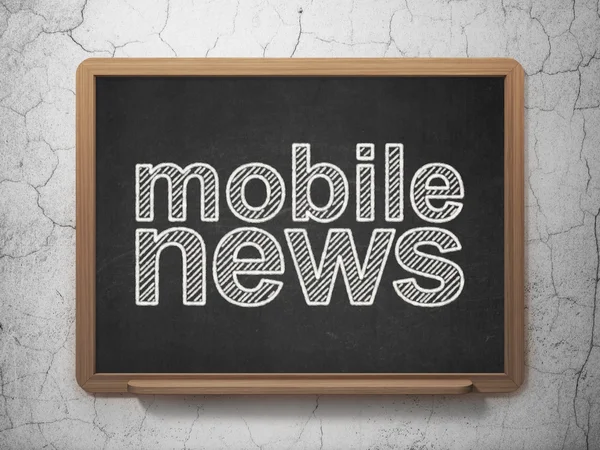 Concepto de noticias: Mobile News en el fondo de pizarra — Foto de Stock