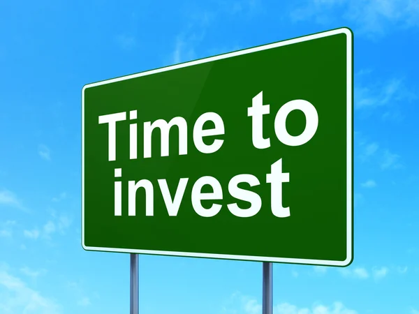 Conceito de tempo: Tempo para investir em fundo sinal de estrada — Fotografia de Stock