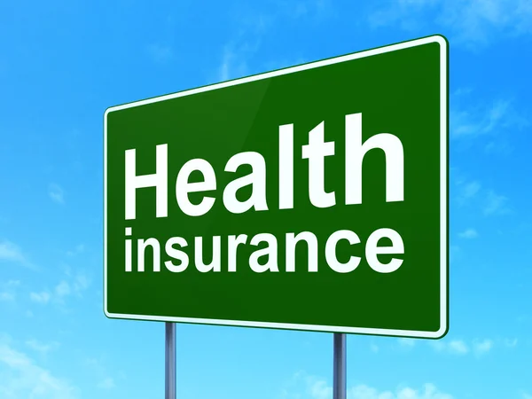 保险理念：路标背景的健康保险 — 图库照片