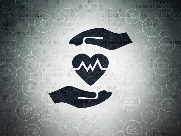 Pojištění koncept: srdce a ruka na digitálních dat. papír na pozadí — Stock fotografie