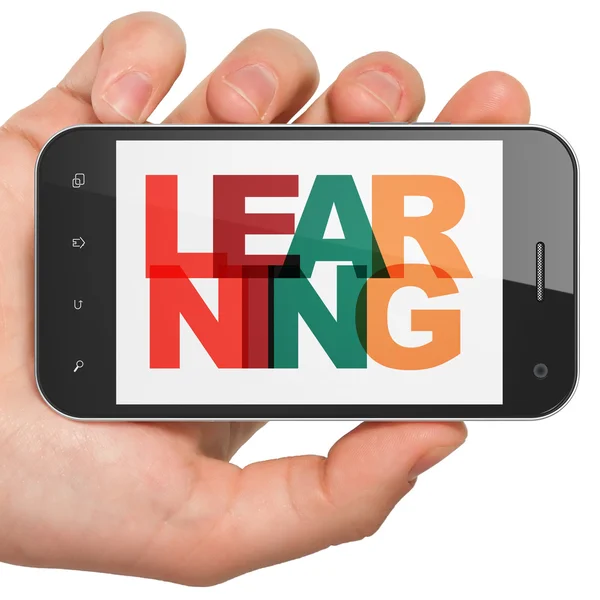 Концепция обучения: ручной смартфон с обучением на дисплее — стоковое фото
