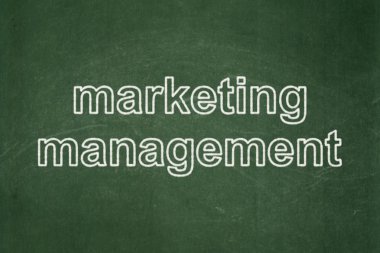 Pazarlama kavramı: Kara tahta arka plan üzerinde pazarlama yönetimi