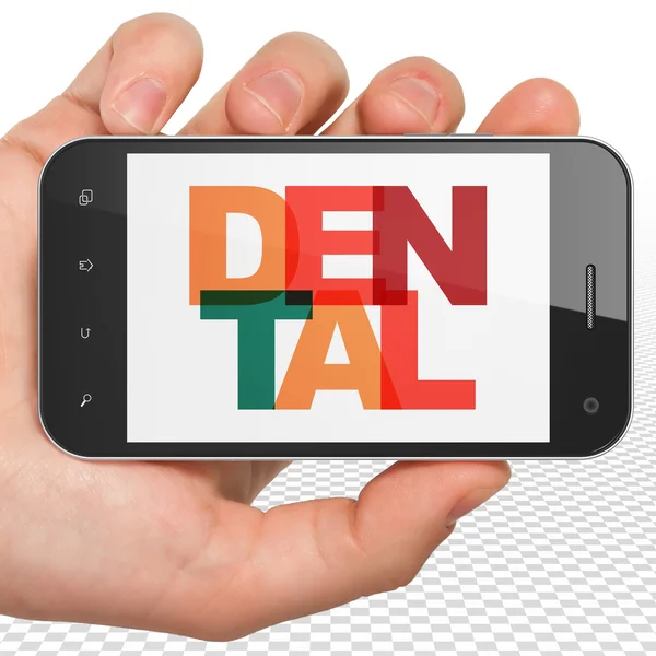 健康コンセプト:歯科を搭載したハンドホールディングスマートフォン — ストック写真