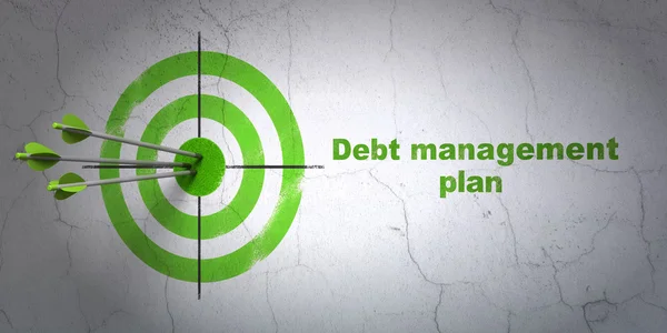 Bedrijfsconcept: target-en debt management plan op wand achtergrond — Stockfoto