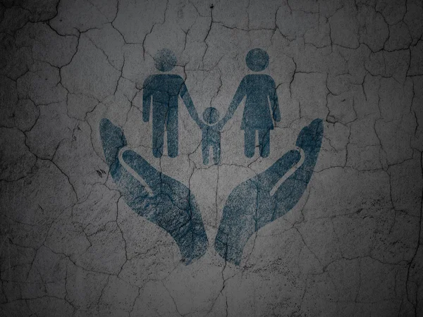 Insurance concept: Family And Palm on grunge wall background — Stok fotoğraf