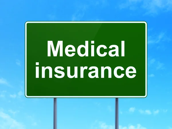 保険概念:道路標識背景の医療保険 — ストック写真