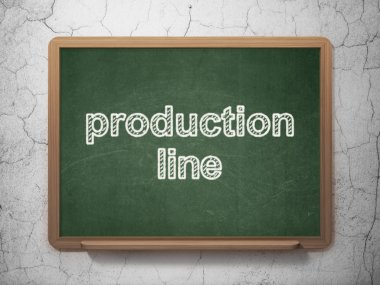 Manufacuring kavramı: Kara tahta arka plan üretim hattı