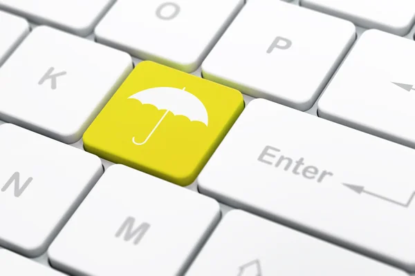 Sicherheitskonzept: Regenschirm auf Computertastatur — Stockfoto
