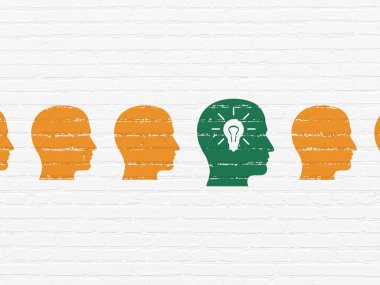 İş kavramı: duvar arka plan üzerinde ampul simgesi ile baş