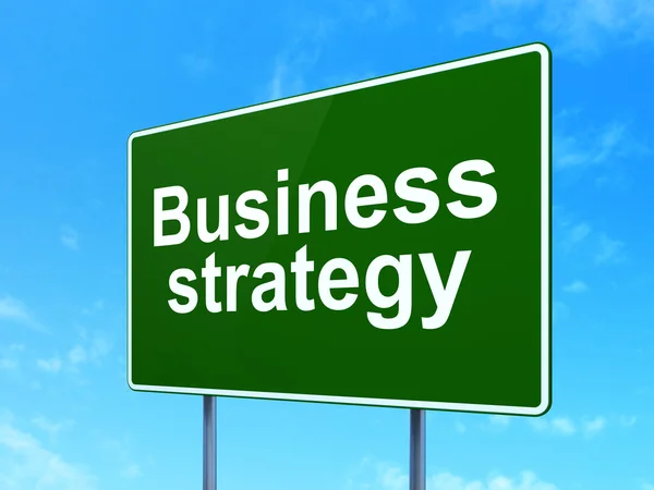 Фінансова концепція: бізнес-стратегія на фоні дорожнього знаку — стокове фото