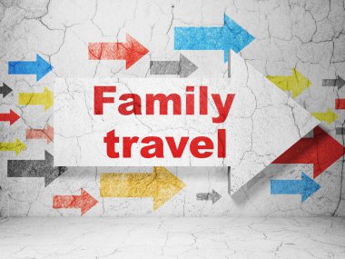 Turizm konsepti: grunge duvar arka plan üzerinde Family Travel ile ok