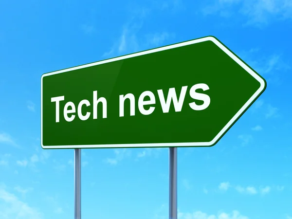 Koncepcja Aktualności: Tech News na tle znaku drogowego — Zdjęcie stockowe