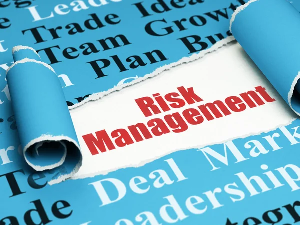 Concepto financiero: texto rojo Gestión del riesgo bajo el pedazo de papel roto — Foto de Stock