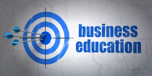 Концепция обучения: целевое и бизнес образование на настенном фоне — стоковое фото