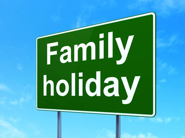 Conceito de turismo: Família de férias em fundo sinal de estrada — Fotografia de Stock