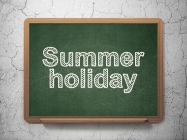 Tatil kavramı: yaz tatili kara tahta arka plan üzerinde