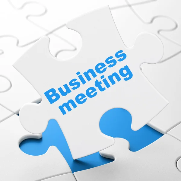 Концепция бизнеса: деловая встреча на фоне головоломок — стоковое фото