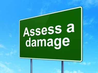 Sigorta konsepti: Yol işareti arka planda Hasar Değerlendirmek