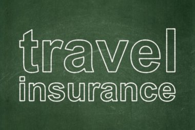 Sigorta kavramı: Kara tahta arka plan üzerinde seyahat sigortası