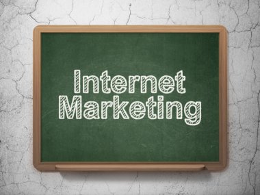 Reklam kavramı: Kara tahta arka plan üzerinde Internet pazarlama