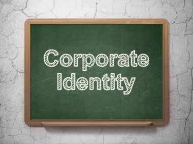 Finans kavramı: Tebeşir tahtası arka planda Kurumsal Kimlik