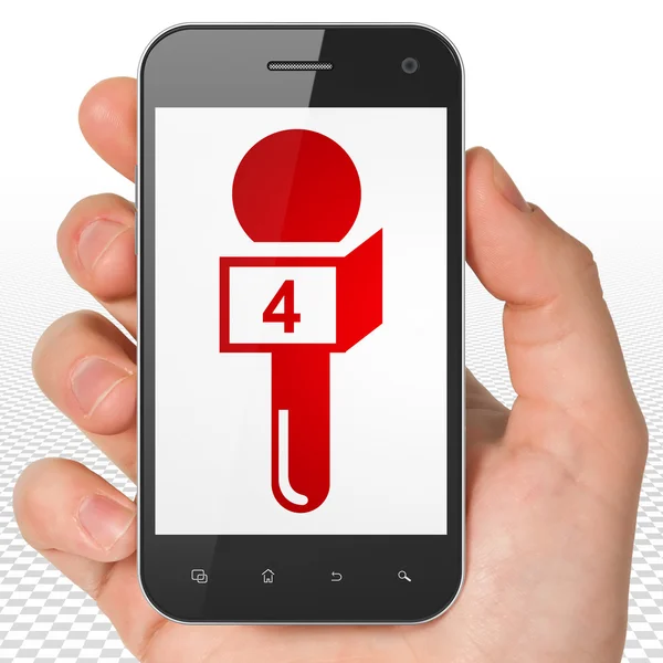 Nachrichtenkonzept: Smartphone mit Mikrofon in der Hand auf dem Display — Stockfoto