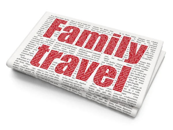 Концепция туризма: Семейное путешествие на фоне газет — стоковое фото