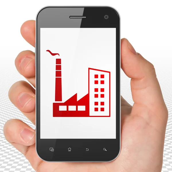Koncepcja branżowa: ręczne trzymanie smartfonu z budynkiem przemysłowym na wyświetlaczu — Zdjęcie stockowe