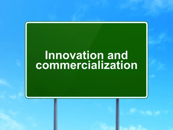 Наукова концепція: інновації та комерціалізація на дорожньому знаку — стокове фото