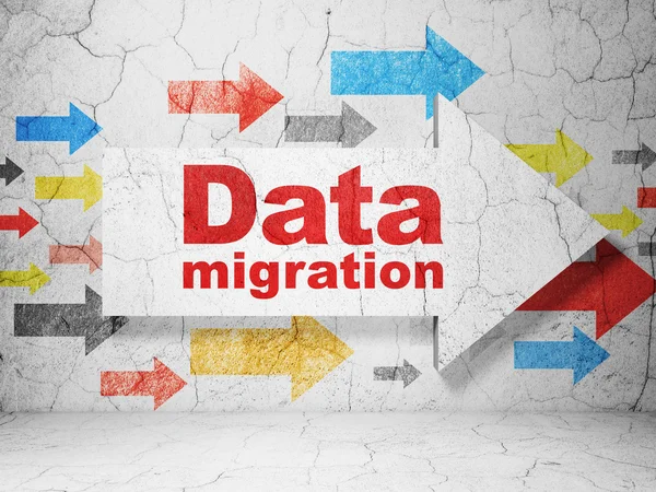 Conceito de dados: seta com migração de dados no fundo da parede grunge — Fotografia de Stock