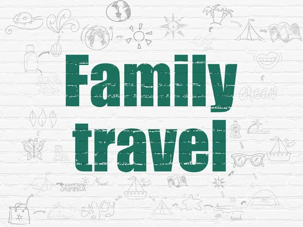 Pojęcie turystyki: podróży rodziny na tle ściany — Zdjęcie stockowe