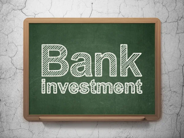 通貨の概念: 黒板背景に銀行投資 — ストック写真