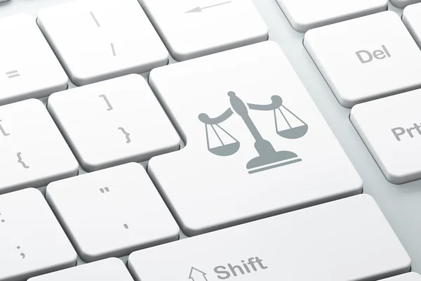 Понятие закона: Весы на фоне компьютерной клавиатуры — стоковое фото