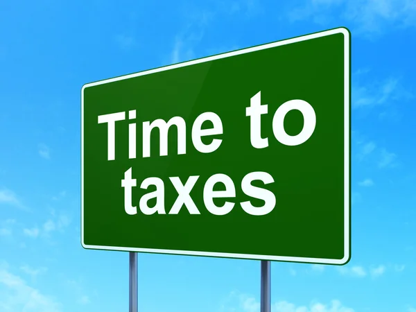 ビジネスコンセプト:道路標識の背景に税金に時間 — ストック写真
