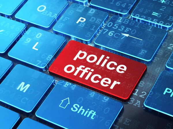 Концепція права: поліцейський на фоні клавіатури комп'ютера — стокове фото